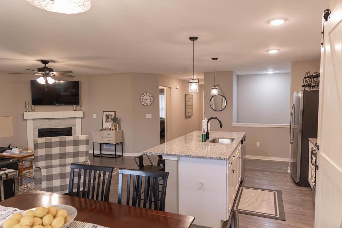 Brand New 2 Bed With Office Βίλα Loves Park Εξωτερικό φωτογραφία